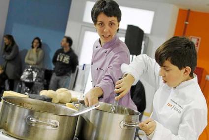 Elisabeth Julienne cocinó una fondue de queso y trajo, ya elaborado, un estofado de carne magra - Gemma Andreu