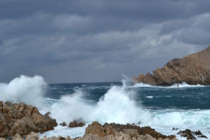 La Isla sigue azotada por los vientos. En la imagen, aspecto que ofrecía ayer la bahía de Fornells - Victor Barber Pons