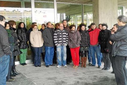 Los trabajadores protestan a las puertas de la sede del Consell contra la disolución del Consorcio - CCOO