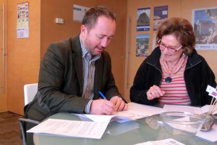 El alcalde de Ciutadella y la consellera de Cultura, firmando el acuerdo - P.CIME