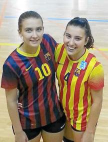 Las dos jugadoras de Ciutadella, Amanda Vidal (izq.) y Roser Olives (der.), con la zamarra del Barça - A.V.