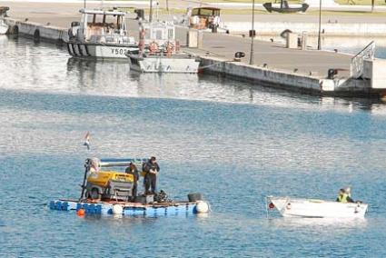 Buzos de la empresa Dragosub trabajando frente a la Base Naval de Maó - Javier Coll