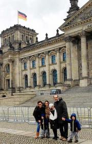 Delante del antiguo edificio del Reichstag, la sede del Parlamento alemán, destruida en la II gran guerra y reconstruida en 1956 - J.C.