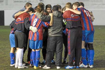 Defiende título. La plantilla del Menorca, apiñada sobre el césped de Los Pinos, instantes antes de la tanda de penaltis que definió en su favor la final un año atrás; el grupo mahonés, ahora con Biel Llabrés al frente, tratará de mantener su supremacía en el considerado 'partido del año' - Archivo