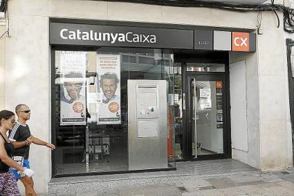 La entidad financiera ha cerrado su oficina en Ciutadella y mantiene abierta la de Maó.