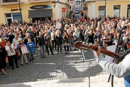 Entre 400 y 500 personas se concentraron en la Plaça Constitució para rechazar la ‘Ley Mordaza’. El acto contó con la voz de Miquel Mariano y un poema de Joan F. López - Gemma Andreu