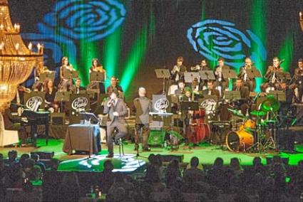 El cantant Shanti Gordi i la Big Band, dirigida per Joan Mesquida, en un moment de l’actuació - Josep Bagur Gomila