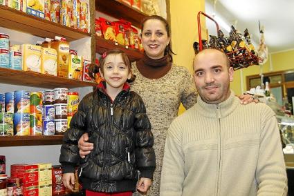 Erika, junto a sus padres, Josefa Galindo y Cristóbal Capó.