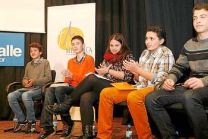 Tercero de ESO. Nofre Fortuny, Pau Cardona, Andrea Pons, Basi Palliser y Josep Coll, muy activos en el debate - Javier Coll