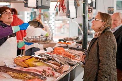 Las pescaderías estiman que la mayor parte de las ventas se realicen durante mañana, el sábado y el lunes, y confían en repetir el volumen de negocio del año pasado - Josep Bagur Gomila