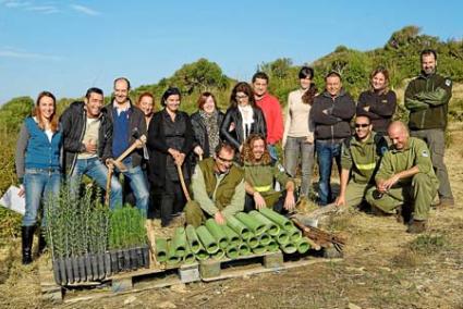 Trabajadores de la cadena Eroski y miembros del IBANAT participaron ayer en una jornada de recuperación - Josep Bagur Gomila