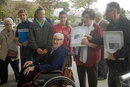 Los jóvenes regalaron a los mayores ejemplares del diario que editan en clase - C.S.J.