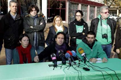 La rueda de prensa se ha celebrado delante de la sede de la Conselleria de Educación - Pere Bota