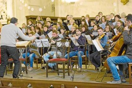 El darrer assaig. Els cantants i músics, ahir, a la Catedral. En el concert intervindran 40 veus de la Capella Davídica, 55 cantaires del Cor Participatiu (de l'Orfeó Maonès i d'altres corals de l'Illa), i els músics de l'OCIM. El preu de les entrades és de 12 euros per a l'actuació de la Catedral i de 10 o 15 euros pel concert del Principal - Josep Bagur Gomila