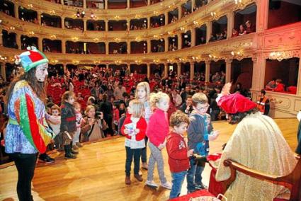 Unas 1.200 personas pasaron por el teatro a lo largo de la tarde - Javier Coll