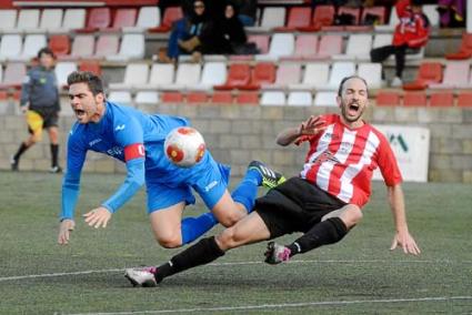 El jugador del Mercadal Calero se lanza al piso para pugnar un balón con un rival en un partido correspondiente a la actual temporada - Paco Sturla