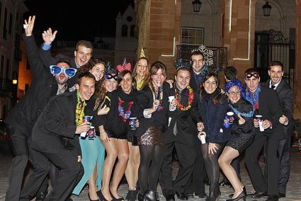 Un grupo de jóvenes celebran por todo lo alto la llegada del nuevo año - Gemma Andreu