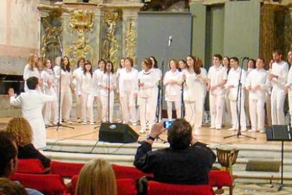 El coro, en una actuación en la iglesia del Socors de Ciutadella, el pasado mes de abril - SomGospel