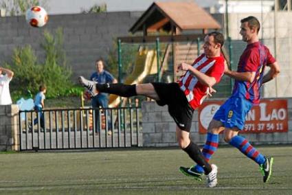 José Enrich despeja el balón en un partido ante el Poblense correspondiente a la actual temporada - Paco Sturla