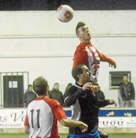 Espectacular salto de Pepo en busca del balón ante un rival mallorquín - Paco Sturla