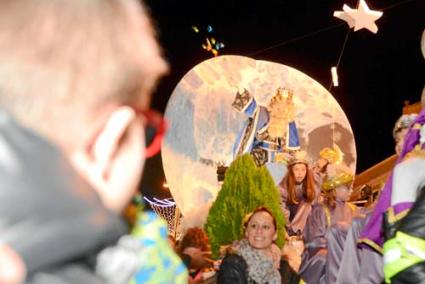 Ciutadella va rebre amb il·lusió els tres Reis d’Orient, i centenars i centenars de persones van seguir la cavalcada en tot el seu recorregut - Paco Sturla