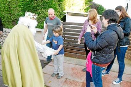 Melchor, Gaspar y Baltasar aprovecharon todavía la mañana de ayer para entregar algunos juguetes a los menorquines - Javier Coll