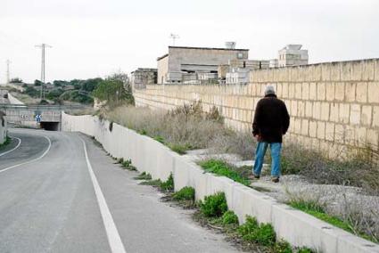 Los vehículos deben acceder a la finca teóricamente a través de la vía por la que circula el ciudadano - Kika Triay