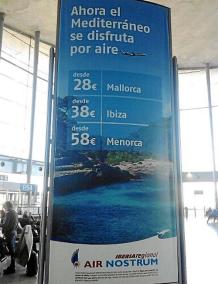 Los más caros. El panel publicitario del aeropuerto de Valencia evidencia que lo más complicado, por caro, es decidirse a viajar a Menorca.