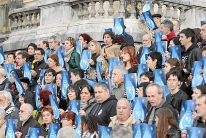 Miembros de «Tantaz tanta» pidieron ayer la liberación de los ocho detenidos el miércoles. - EFE