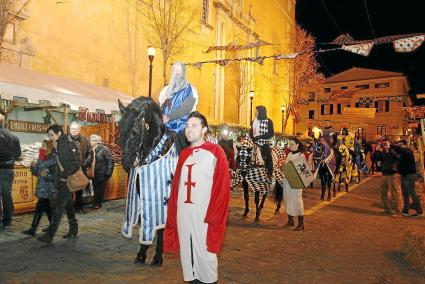 Una vintena de cavallers van participar en la desfilada, perfectament caracteritzats com a personatges medievals.