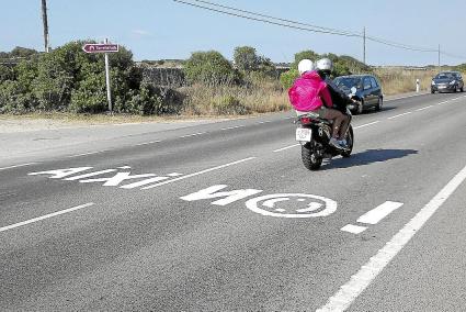 MENORCA - APARECEN PINTADAS EN LA CARRETERA CON LA CONSIGNA "AIXI NO".