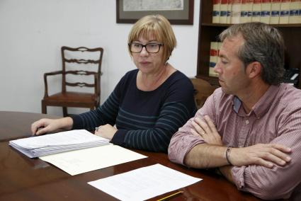 ES CASTELL. POLITICA MUNICIPAL. Irene Coll concejal de hacienda y Lluis Camps, alcalde.