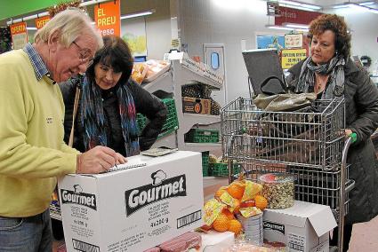 Gros Mercat. En diciembre, esta asociación británica ya donó un cheque de 500 euros a Caritas, que adquirió en los almacenes de