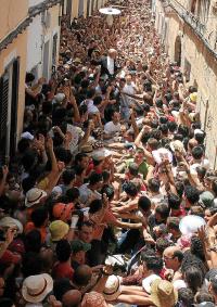 Hace seis años, también fue necesario regular el acceso a la casa señorial del hoy alcalde José María de Sintas.