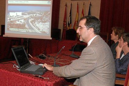 José María Ezquiaga, en el Ayuntamiento de Ciutadella durante una presentación del PTI de 2003.