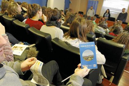 Durant la sessió informativa, els joves tenen l’oportunitat de fer totes les preguntes per tal de resoldre els dubtes que puguin