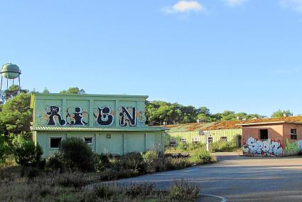 Mentre esperen un futur més aprofitable, les parets dels edificis serveixen per mostrar nombrosos graffitis