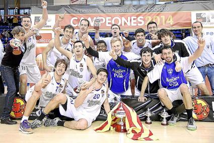 Sans, que aparece sentado junto al trofeo en la foto de grupo y progresando con bote de izquierda en la otra imagen, sobresalió