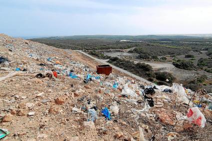 Al final, la materia orgánica una vez tratada se utiliza para material de relleno del propio vertedero, según admiten desde el C