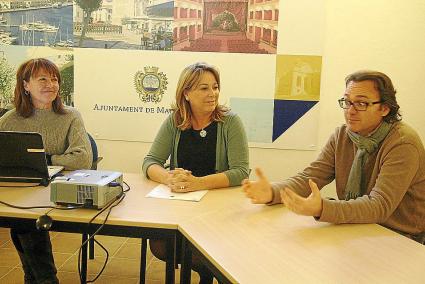 Miguel Quetglas, con Mila Ahedo y Águeda Reynés, presentando el proyecto