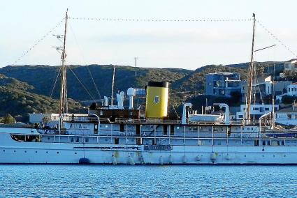 El barco entrando a remolque ayer, en el puerto de Maó