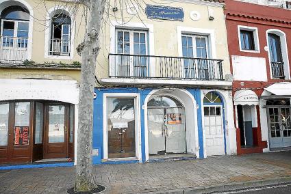 Los carteles de se vende y se alquila reinan en la zona del Moll de Ponent del puerto de Maó, donde esperan que las escaleras me