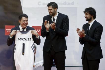 IGNACIO GONZÁLEZ RECIBE AL MADRID DE BALONCESTO TRAS CONQUISTAR LA COPA DEL REY