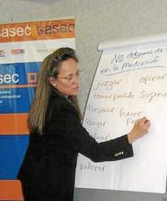 Thelma Butts Griggs, durante un curso de mediación