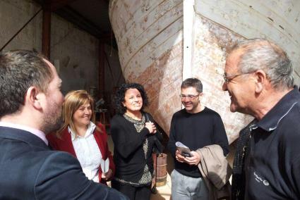 La consellera Joana Maria Camps junto con el alcalde de Ciutadella, José Maria de Sintas observando los trabajos de la restauración de la embarcación Valldemosa.