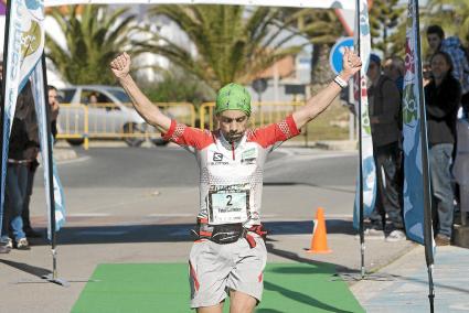 El atleta mallorquín Tòfol Castanyer, justo al cruzar la meta habilitada frente a la Piscina Municipal de Ciutadella