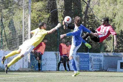 El Mercadal estuvo sobrio en el plano defensivo y no dio opción al San Rafael. Domi corta de forma espectacular un balón interio