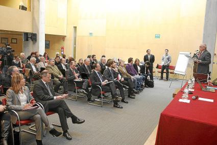 Las jornadas se desarrollaron, con un formato bastante ágil, durante cuatro horas y media en el salón de plenos del Consell.