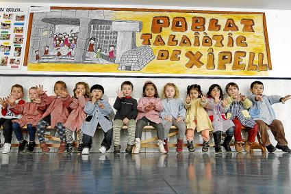 Els alumnes tenen clar que «anam de prehistòrics», un tema que els darrers mesos han treballat a l’aula.