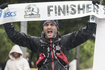 El atleta de Alaior Dani Coll, en el momento de llegar a la meta de la Trail Camí de Cavalls.